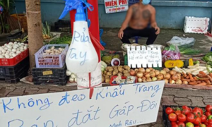 Người đàn ông bán rau và tấm biển 'không đeo khẩu trang, bán đắt gấp đôi'