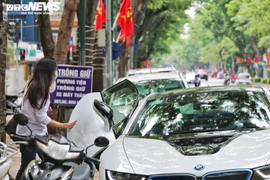 Ngắm dàn xe hơi tiền tỷ đưa cậu ấm cô chiêu đi thi tốt nghiệp THPT