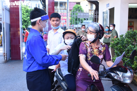 Thí sinh xương thủy tinh được mẹ chở đi thi tốt nghiệp 