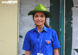 Xúc động nữ tình nguyện viên bước đi khập khiễng tiếp sức sĩ tử thi tốt nghiệp