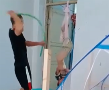 Phẫn nộ người đàn ông tàn độc đánh bé trai bị treo ngược trên cửa đến ngất xỉu