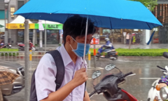 Thí sinh TP.HCM đội mưa tới trường thi môn Toán