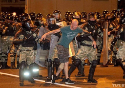 Video: Xe cảnh sát Belarus lao vào người biểu tình, hất văng một người đàn ông