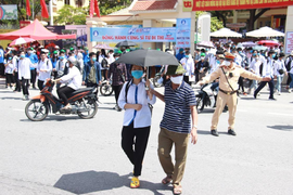 Một số điểm thi ở Quảng Ninh thiếu đề thi tốt nghiệp bài tổ hợp, phải in sao gấp