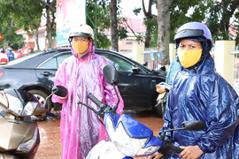 Video: Phụ huynh Đắk Lắk đội mưa ngoài cổng trường chờ con thi THPT 2020