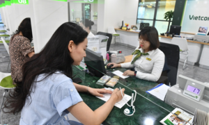 Ngân hàng phải giảm lương thưởng nhân viên để hạ lãi suất cho vay