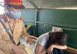 CSGT Hà Nội cùng người dân kịp thời cứu cô gái trẻ nhảy cầu Chương Dương tự tử