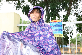 Ảnh: Xúc động khoảnh khắc phụ huynh đội mưa đợi con thi tốt nghiệp