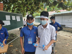 Gượng nỗi đau mất bố, thí sinh đội khăn tang đi thi tốt nghiệp THPT