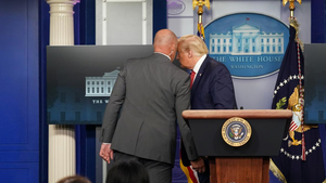 Ai nổ súng bên ngoài Nhà Trắng khiến ông Trump phải sơ tán?