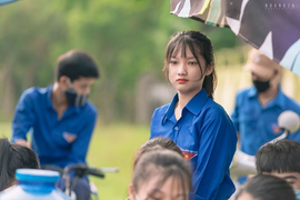 Nữ sinh lớp 11 xinh đẹp, tài giỏi nhận 'mưa' lời khen khi tiếp sức mùa thi