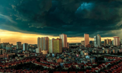Hà Nội mây đen vần vũ, trời sầm sập đổ mưa, không khí trở nên dịu mát