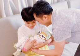 Cường 'Đô La' khoe ảnh Subeo lần đầu bế em gái