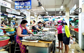 Dịch COVID-19 rất nguy cấp, Đà Nẵng phát thẻ cho dân đi chợ theo ngày chẵn-lẻ