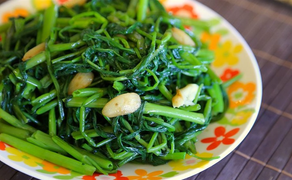 Mẹo xào rau muống xanh mướt, giòn ngon như nhà hàng