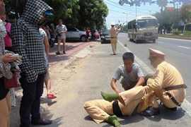 Khởi tố người đàn ông vi phạm giao thông còn cố tình lao xe vào CSGT