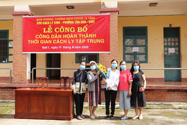 Hàng trăm người vui mừng rời khỏi khu cách ly COVID-19 ở Đắk Lắk