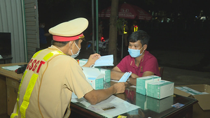CSGT phát hiện vụ vận chuyển hơn 67.000 chiếc khẩu trang y tế không rõ nguồn gốc