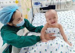 Trúc Nhi - Diệu Nhi tự ngồi, nhún theo nhạc