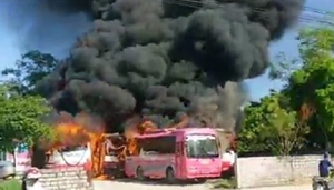 6 xe khách bốc cháy ngùn ngụt tại bãi giữ xe ở Thanh Hóa