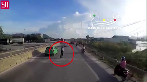 Clip: Lái xe taxi chặn đầu container nghi ‘giở trò ăn vạ’ ở Thanh Hóa