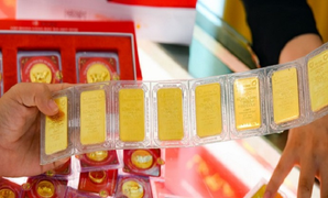 Giá vàng giảm mạnh nhất lịch sử: Chuyên gia Việt Nam dự đoán gì?