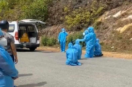 Sự thật hình ảnh xe chở thi hài bệnh nhân COVID-19 dừng lại để người nhà vái lạy