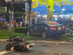 Ô tô Camry tông hàng loạt xe máy ở TP.HCM, nhiều người bị thương