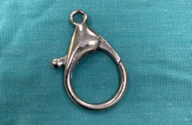 Gắp móc khóa từ trong thực quản bé trai 6 tuổi 