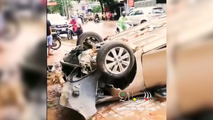 Clip: Ô tô nằm 'phơi bụng' trên vỉa hè, tài xế thương nặng