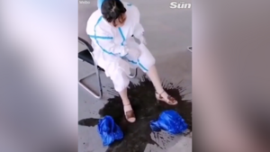 Video: Xúc động hình ảnh mồ hôi ào ra sàn nhà khi nhân viên y tế cởi đồ bảo hộ