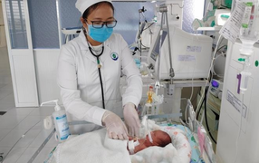Cứu sống bé gái sinh non nặng 800 gram bị thủng ruột