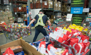 Người nghèo Canada nhận hỗ trợ bằng tôm hùm, bò wagyu