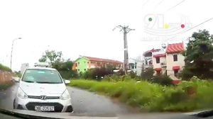 Video: Tài xế taxi đi ẩu đâm trực diện vào ô tô đi ngược chiều