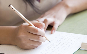 Kỷ luật cảnh cáo hiệu phó nhờ người thi hộ