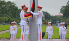 Ảnh: Lễ treo cờ rủ Quốc tang nguyên Tổng Bí thư Lê Khả Phiêu