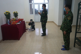 Rơi nước mắt cảnh chịu tang bố trong khu cách ly phòng COVID-19