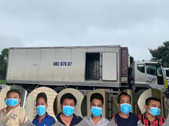 Bắt nhóm người đánh bạc trên thùng xe tải ở Hà Nội