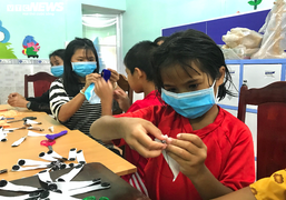 Người Gia Lai làm khẩu trang, tấm ngăn giọt bắn ủng hộ Đà Nẵng, Quảng Nam