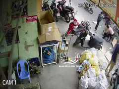 Clip: Húc văng người phụ nữ đẩy xe qua đường, tài xế ô tô nhẫn tâm bỏ trốn