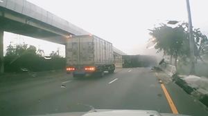 Clip: Hai lần tông vào dải phân cách, xe tải lật ngang giữa đường