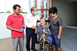 Dân nghèo khu ổ chuột 'treo' trên di sản thế giới xúc động nhận nhà mới