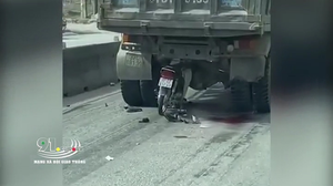 Nam thanh niên phóng xe máy như bay tông thẳng đuôi xe tải dừng đèn đỏ