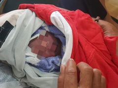 Bé trai sơ sinh còn nguyên dây rốn bị bỏ rơi bên đường ở Đắk Lắk