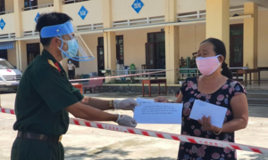 Nghẹn ngào cảnh con mất, mẹ ở khu cách ly không thể về chịu tang