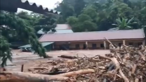 Video: Lũ ống, lũ quét cuốn trôi nhiều nhà cửa tại Điện Biên