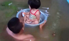 Ảnh: Quảng Ninh nước ngập mênh mông, bố cho con ngồi chậu đưa đi sơ tán