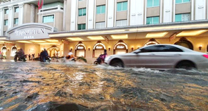 Ảnh: Phố Hà Nội thành sông, ô tô, xe máy bì bõm bơi lội sau trận mưa lớn kéo dài