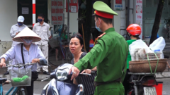 Công an xử phạt nhiều người không đeo khẩu trang ở Hà Nội