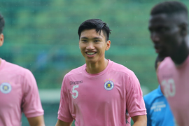 Văn Hậu tươi rói trở lại sân tập Hà Nội FC sau thời gian cách ly